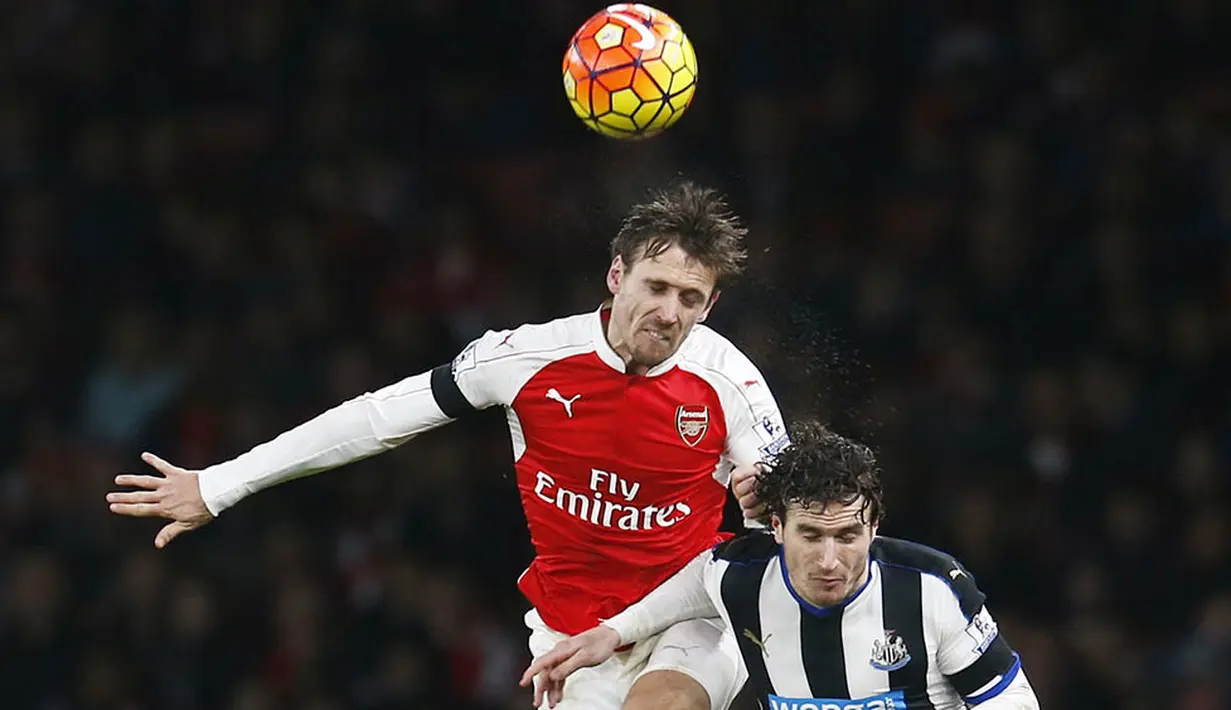 Pemain Arsenal, Nacho Monreal, duel udara dengan pemain Newcastle, Daryl Janmaat, pada laga Liga Premier Inggris. Dari 15 kali tembakan ke arah gawang Newcastle hanya 4 yang akurat. (Reuters/Eddie Keogh)