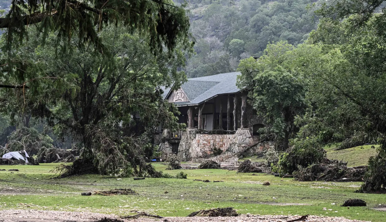 Sebagian besar korban tewas ditemukan di dekat Camp Mystic, perkemahan musim panas yang tersapu banjir. Di sana ada anak-anak sekolah yang sedang berkemah, yang jumlah mencapai 700 orang. (RONALDO SCHEMIDT/AFP)