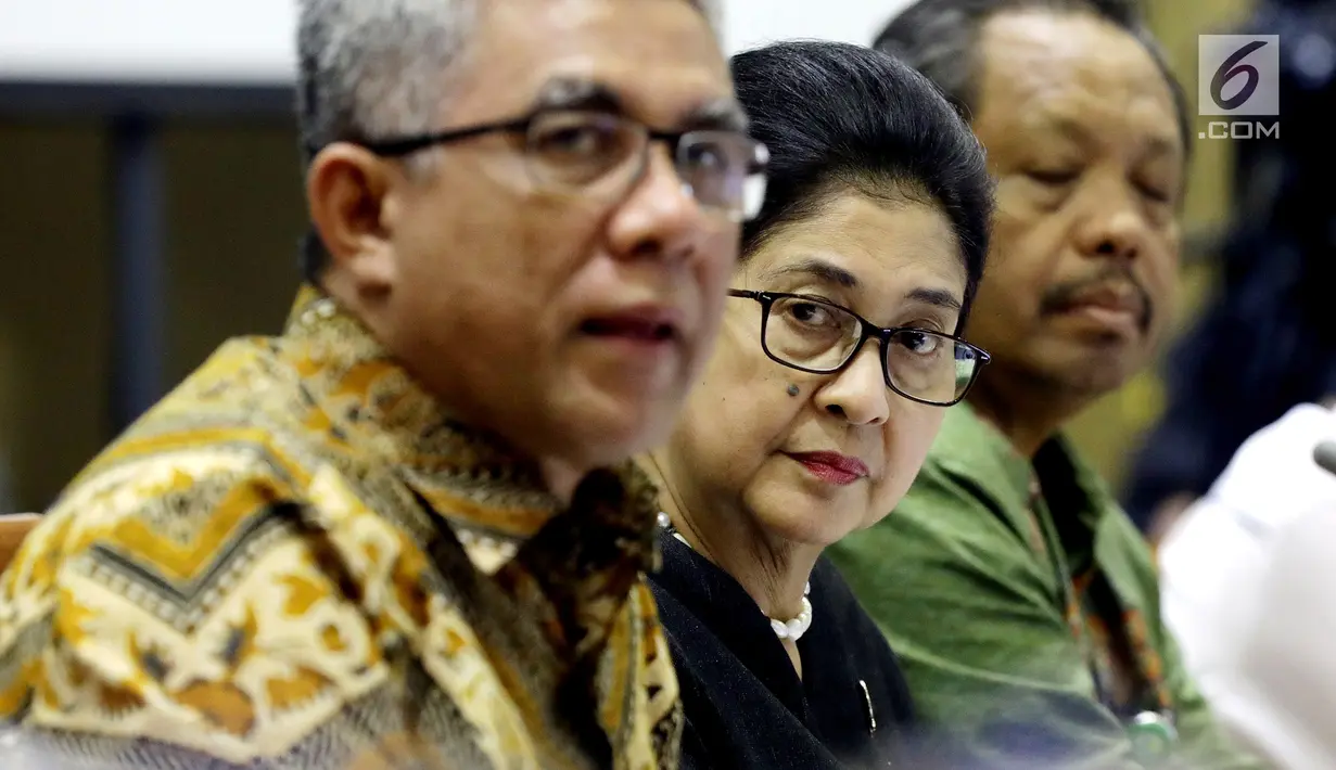 Menteri Kesehatan Nila F.Moeloek saat mengikuti Raker dengan Komisi IX DPR di Komplek Parlemen Senayan, Jakarta, Rabu (28/11). RUU Kebidanan membahas soal Pendidikan Kebidanan,Registrasi dan Izin Praktik Bidan, Hak dan Kewajiban.(Liputan6.com/Johan Tallo)