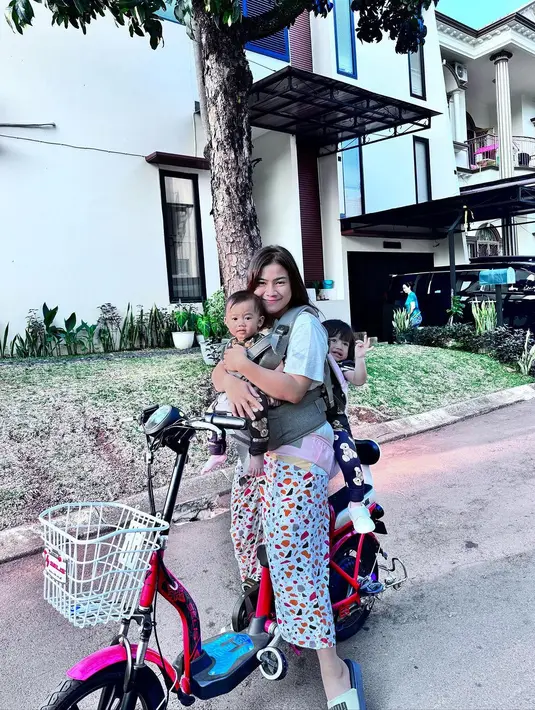 Ditengah kesibukannya, Feli tetap meluangkan waktu untuk bermain dengan dua anak perempuannya. [Instagram/felicyangelista_]