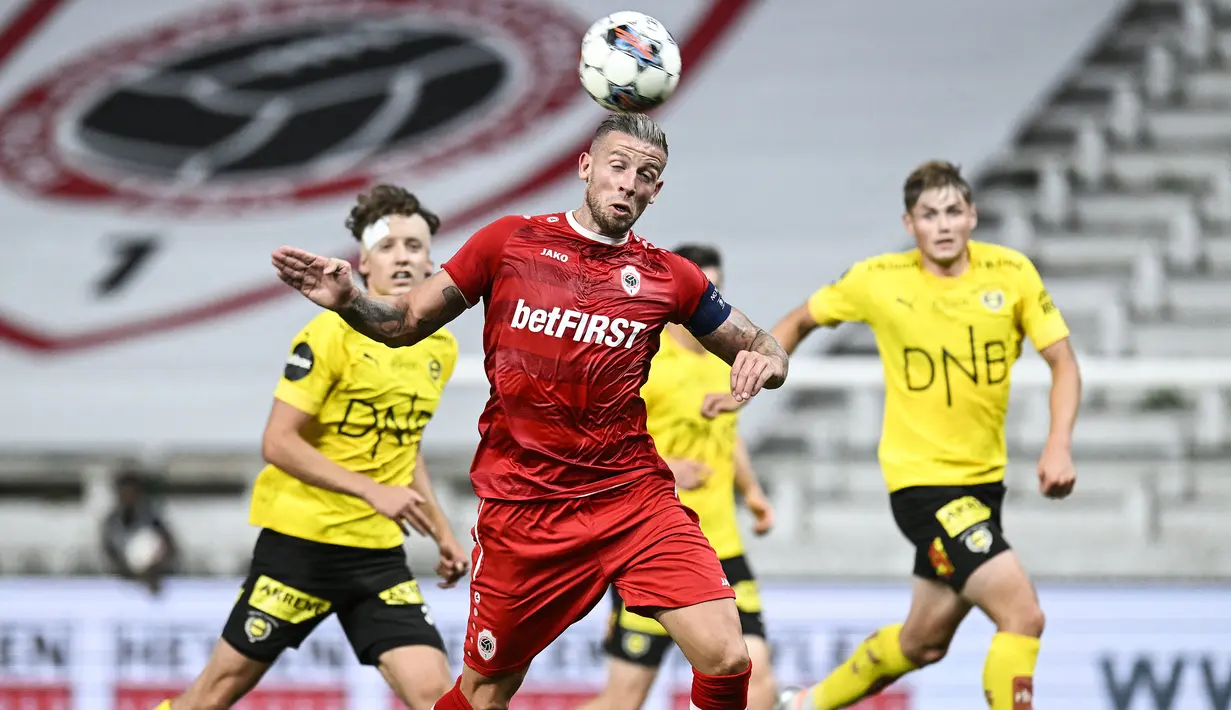 Toby Alderweireld. Bek tengah berusia 33 tahun ini sebelumnya juga menghabiskan seluruh kariernya di luar Belgia dengan membela beberapa klub seperti Ajax Amsterdam, Atletico Madrid, Southampton, Tottenham Hotspur dan Al-Duhail mulai 2008/2009 hingga 2021/2022. Sejak awal musim 2022/2023 ia memutuskan pulang ke Belgia dengan bergabung bersama Royal Antwerp. Musim ini ia telah tampil 14 laga di semua ajang dengan torehan 2 gol dan 1 assist. (AFP/Belga/Tom Goyvaerts)