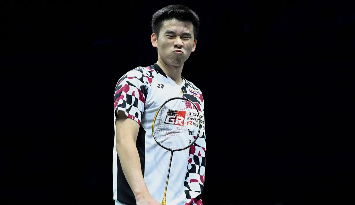 Pemain tunggal putra Thailand, Kunlavut Vitidsarn Jonatan Christie saat menghadapi wakil Indonesia, Jonatan Christie pada laga Grup B Kejuaraan Bulu Tangkis beregu campuran Piala Sudirman 2023 di Suzhou Olympic Center, China, Kamis (18/5/2023). Saling menang mudah di game pertama dan kedua, Jonatan Christie akhirnya kembali takluk dari Kunlavut Vitidsarn di game ketiga. Jonatan Christe kalah dalam 3 game, 21-12, 12-21 dan 20-22. (AFP/Wang Zhao)