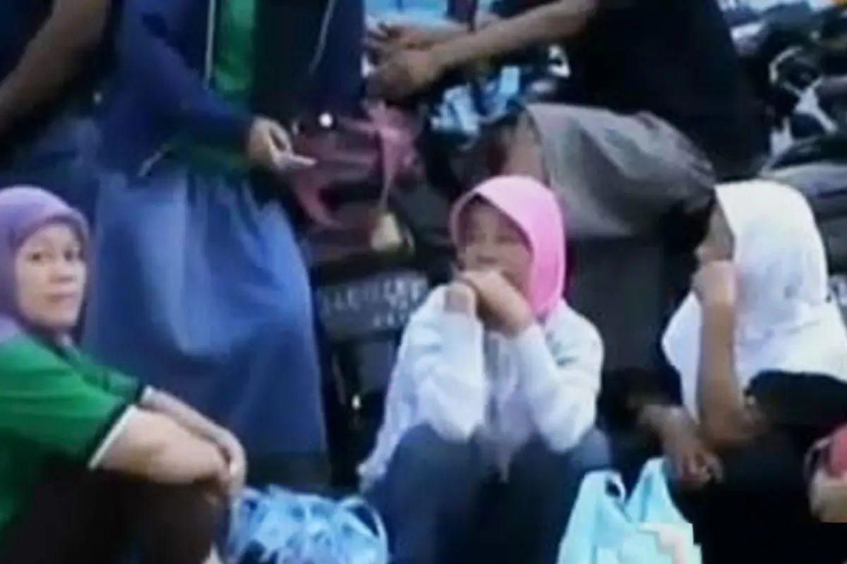 VIDEO: Pasca-Kebakaran, Buruh Pabrik Kayu Jokowi Bersedih