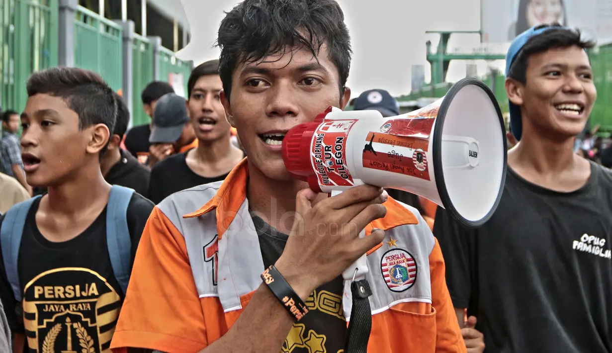 Ekspresi The Jakmania saat bernyanyi di Stadion Patriot, Bekasi, Kamis (4/5/2017). The Jakmania hadir untuk mendukung Persija Jakarta melawan Madura United. (Bola.com/Nicklas Hanoatubun)
