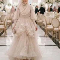 model gamis organza dengan aksen ruffle dan pita (image by Gemini AI)