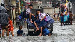 Ketinggian banjir akibat pasang air laut di kawasan Muara Baru, Jakarta Utara mencapai sekitar 80 cm. (Liputan6.com/Angga Yuniar)