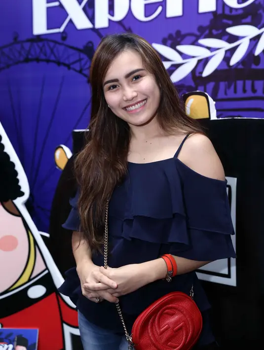 Pantas saja belakangan Ayu dikabarkan tengah dekat dengan pria yang berprofesi sebagai pegawai negeri sipil (PNS). Namun Ayu menegaskan hubungannya itu hanyalah sebatas pertemanan. (Nurwahyunan/Bintang.com)