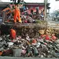 Petugas membersihkan tumpukan sampah kali Abu Bakar Bekasi (Bam Sinulingga/Liputan6.com)