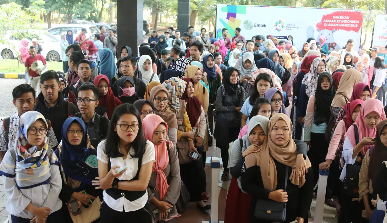 Para peserta mengantre untuk melakukan registrasi acara Emtek Goes To Campus (EGTC) 2018 di Universitas Negeri Semarang (Unnes), Rabu (18/7). Kali ini, Semarang menjadi kota pertama dari rangkaian road show EGTC 2018. (Liputan6.com/Herman Zakharia)