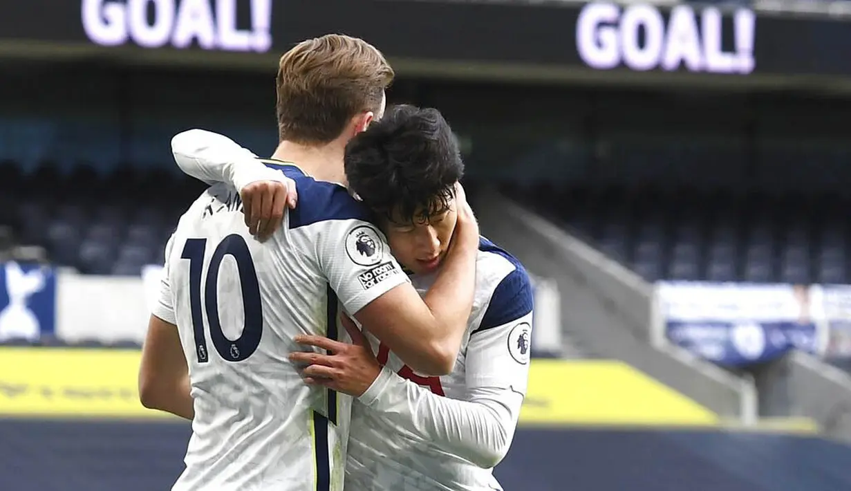 Striker Tottenham Hotspur, Harry Kane, merayakan gol bersama Son Heung-min usai mencetak gol ke gawang Leeds United pada laga liga Inggris di London, Sabtu (2/1/2021). Spurs menang dengan skor 3-0. (Andy Rain/Pool via AP)