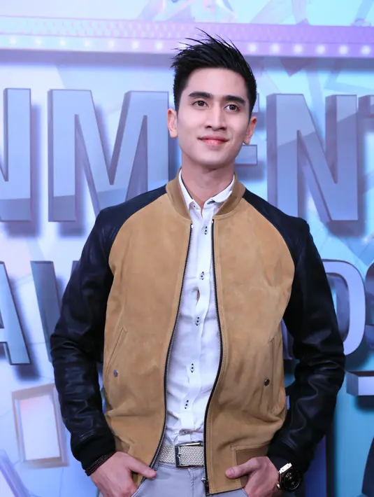 "Kamu aja yang jawab deh Nat. Kan dia orangnya halus, aneh aja kalau dia ngomong gue elu. Aneh ngomongnya," ucap Verrel tersipu. (Adrian Putra/Bintang.com)