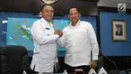 Kepala BNN Irjen Pol Heru Winarko (kiri) bersalaman dengan mantan kepala BNN Komjen Pol Budi Waseso atau Buwas saat acara Kenal Pamit di Gedung BNN, Cawang, Jakarta, Senin (5/3). Heru menggantikan Buwas yang pensiun. (Liputan6.com/Arya Manggala)