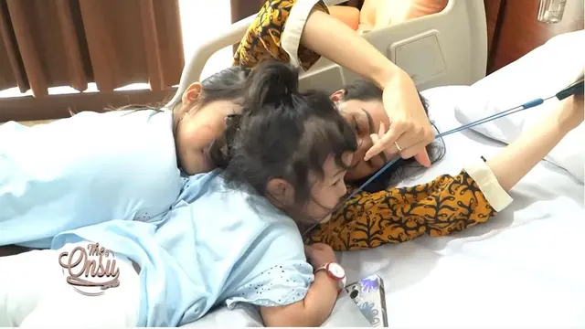 Sering Alami Migrain, Ini 7 Momen Sarwendah Jalani Operasi Ditemani Buah Hatinya