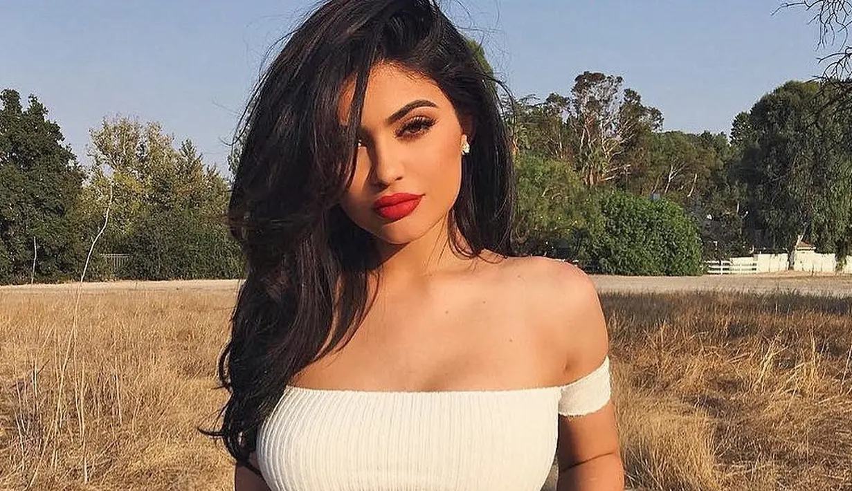 Selain itu, sumber juga mengatakan bahwa selama Kylie berbadan dua dirinya selalu ingin berdekatan dengan Travis. Kylie sangat takut jika harus berjauhan dari Travis selama hamil. (Instagram/kyliejenner)