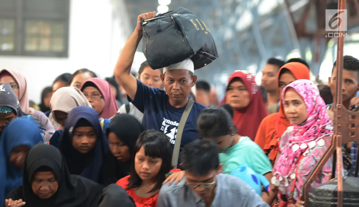 Penumpang kereta api Tawang Jaya Semarang tiba di Stasiun Pasar Senen, Jakarta, Sabtu (8/6/2019). Volume penumpang arus balik melalui moda transportasi kereta api  di stasiun Stasiun Senen mengalami lonjakan pada H+3 Lebaran. (merdeka.com/Imam Buhori)