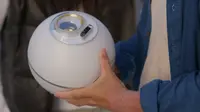 Perangkat berbentuk bola 'Orb' untuk memindai iris mata pengguna WorldCoin. Credit: world.org