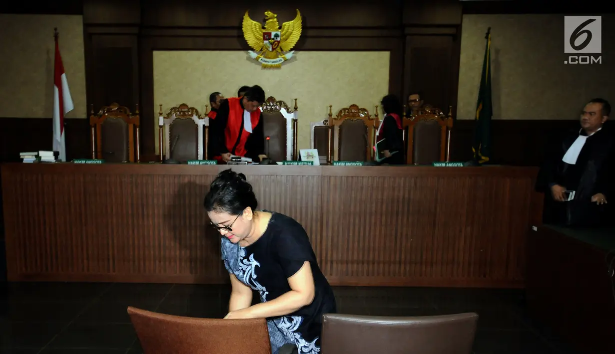 Terdakwa kasus pemberian keterangan palsu di sidang e-KTP, Miryam S Haryani usai menjalani sidang putusan di Pengadilan Tipikor Jakarta, Senin (13/11). Miryam divonis lima tahun penjara dan denda Rp 200 juta. (Liputan6.com/Helmi Fithriansyah)