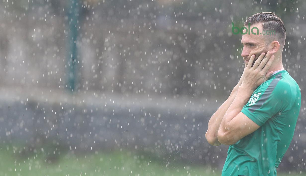 Ekspresi pemain Timnas Indonesia U-23, Ilija Spasojevic saat mendengar arahan pelatih pada sesi latihan di Lapangan A,B,C, Senayan, Jakarta (18/2/2018). Latihan ini merupakan persiapan Asian Games 2018. (Bola.com/Nick Hanoatubun)
