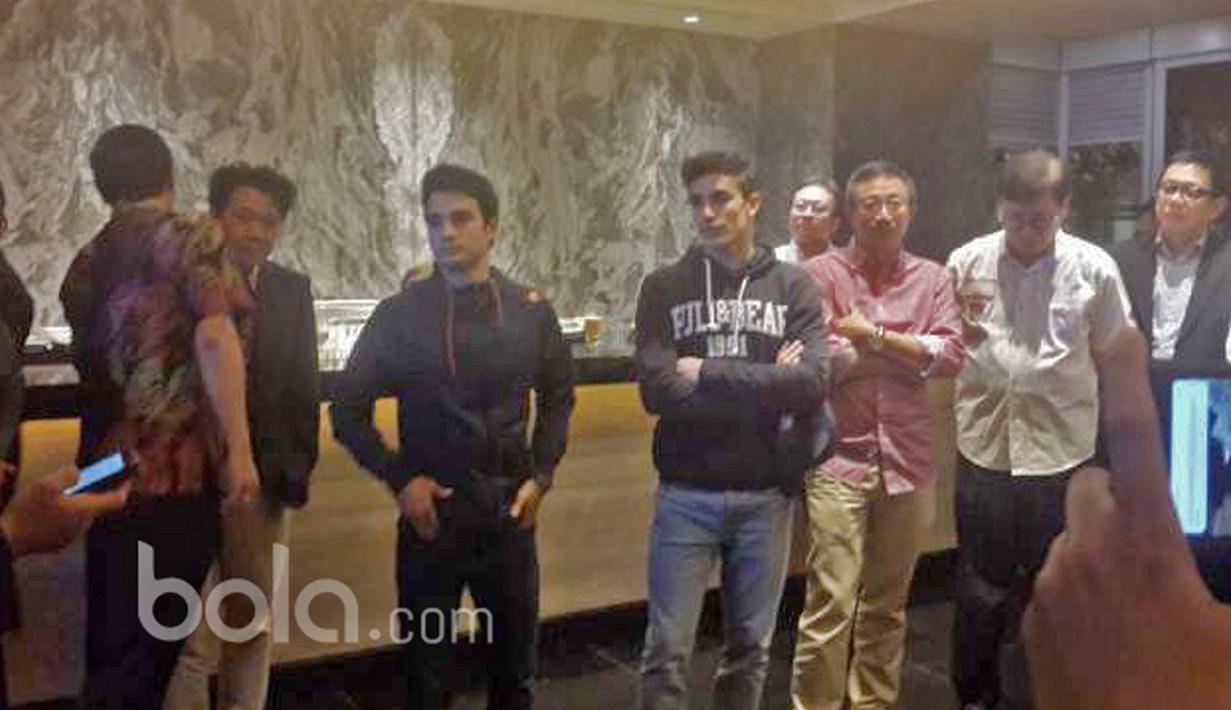 Dua punggawa Honda Racing Team, Marc Marquez (tengah) dan Dani Pedrosa (3kiri) tiba di Jakarta setelah menjalani sesi latihan bebas di Sirkuit Sepang, Kamis (2/1/2017). (Bola.com/Darojatun) 