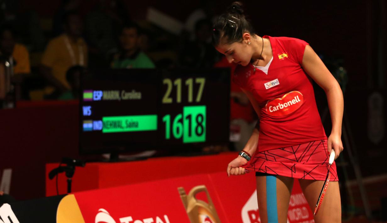 Carolina Marin memeras bajunya yang penuh keringat. Minggu (16/8/2015). (Bola.com/Arief Bagus)
