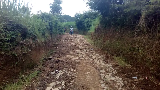 Jalan terjal bebatuan menuju kawasn wisata Karacak Valley Garut