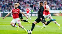 Gelandang Eintracht Franckfurt, Filip Kostic, berusaha melepas tendangan saat melawan Arsena lpada laga Europa League di Frankfurt, Kamis (19/9). Frankfurt kalah 0-3 dari Arsenal. (AFP/Daniel Roland)