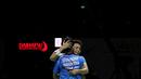 Usai kalah dua set, Apriyani pun langsung memeluk Siti Fadia lagi-lagi untuk membesarkan hati pasangannya tersebut. Hal ini memang selalu dilakukan oleh keduanya saat mereka menang dari babak kualifikasi hingga semifinal. Namun pelukan kali ini terasa berbeda. (Bola.com/Ikhwan Yanuar)