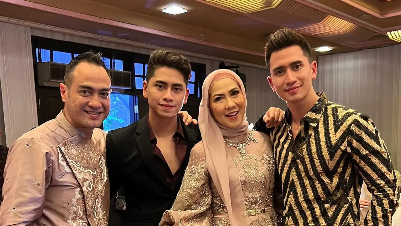 Verrell Bramasta pakai batik di acara lamaran Venna Melinda dan Ferry Irawan (Foto: Instagram/@bramastavrl)