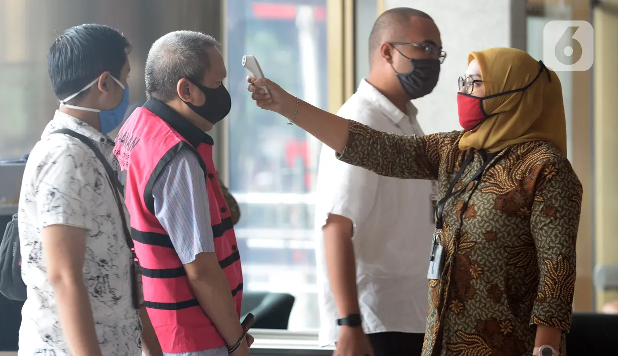 Mantan Direktur Utama PT Danareksa Sekurita, Marciano Herdondrie Herman saat diperiksa suhu tubuh sebelum menjalani pemeriksaan tim penyidik Kejaksaan Agung di Gedung KPK, Jakarta, Jumat (19/06/2020).  (merdeka.com/Dwi Narwoko)