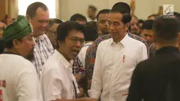 Presiden Joko Widodo tiba menghadiri Halalbihalal bersama aktivis 98 di Jakarta, Minggu (16/6/2019). Dalam silaturahmi tersebut Jokowi dihadiahi jaket bertuliskan Son Of Democracy Indonesia 98 . (Liputan6.com/Angga Yuniar)