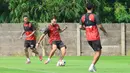 Sementara, pemain pilar lainnya seperti Rizky Ridho dan Jordi Amat juga dalam kondisi bugar. Tampak dalam foto, Pemain Persija Jakarta, Jordi Amat (tengah) saat mengikuti sesi latihan di Persija Training Ground, Bojongsari, Kota Depok, Jawa Barat, Kamis (7/5/2026). (Bola.com/M Iqbal Ichsan)