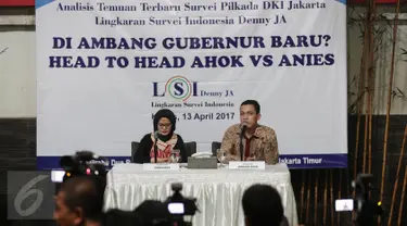 Pembicara Adrian Sopa didampingi moderator Fitri Hari memberikan keterangan saat merilis hasil riset dari Lingkaran Survei Indonesia (LSI) terkait Pilkada DKI Jakarta 2017 di Jakarta, Kamis (13/4). (Liputan6.com/Faizal Fanani)