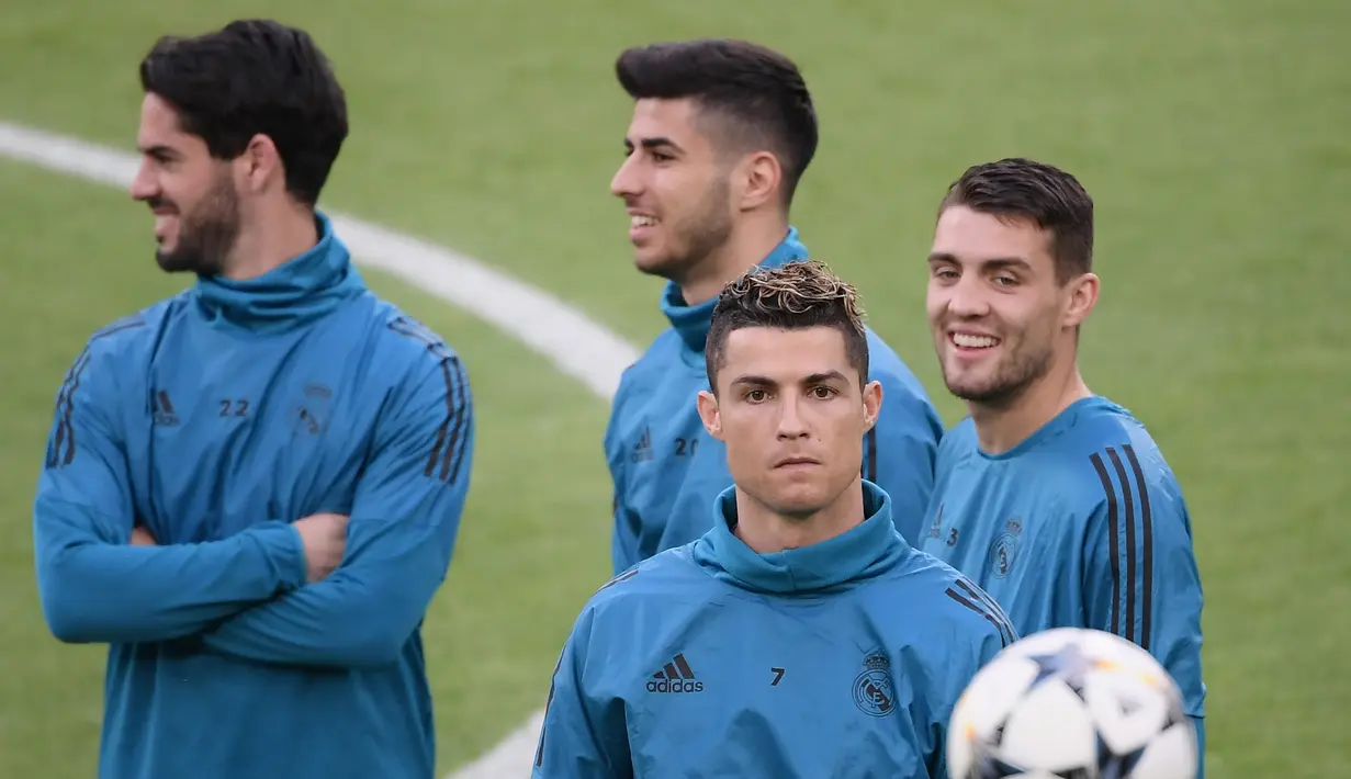 Pemain Real Madrid, Cristiano Ronaldo saat latihan di Allianz Stadium, Turin, Italia, Senin (2/4). Ronaldo siap menambah pundi-pundi gol dengan melesakkan bola ke gawang Gianluigi Buffon saat Real Madrid menghadapi Juventus. (AFP PHOTO/Marco BERTORELLO)