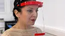 Proses pembuatan pelindung wajah untuk para petugas medis menggunakan mesin cetak tiga dimensi (3D) di Blue Lab, Piraeus, Yunani, Rabu (15/4/2020). Para ahli teknologi berlomba dengan waktu untuk memenuhi kebutuhan alat pelindung diri (APD) bagi petugas medis melawan COVID-19. (Xinhua/Marios Lolos)