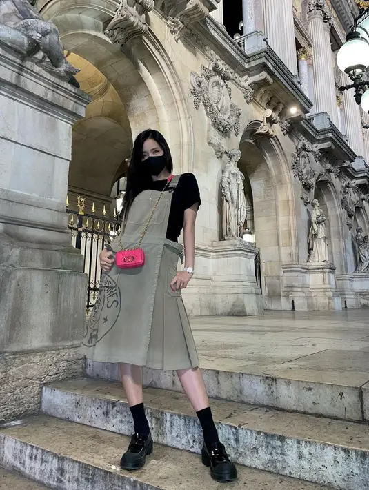 Setelah pagelaran Paris Fashion Week, Jisoo BLACKPINK terlihat berjalan-jalan menikmati Paris, seperti foto yang satu ini. Ia membawa Mini Dior Caro Bag berwarna merah muda yang harganya diperkirakan sekitar Rp30 jutaan. Foto: Instagram.
