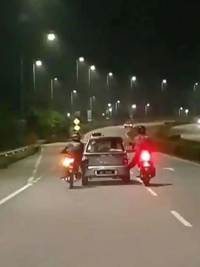10 Potret Absurd Orang Bantu Dorong Kendaraan Mogok Ini Bikin Geleng Kepala