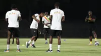 Para pemain Timnas Mali U-17 diminta untuk bergantian pamer tarian di awal sesi latihan yang berlangsung di Stadion Sriwedari, Solo, Rabu (29/11/2023), malam hari WIB. (Bola.com/Radifa Arsa)
