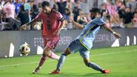 Lionel Messi #10 dari Inter Miami dan Pedro Amador #18 dari Atlanta United berebut bola di babak kedua pada babak pertama Playoff MLS 2024 di Chase Stadium, Sabtu WIB (26/10/2024), di Fort Lauderdale, Florida. (Carmen Mandato/Getty Images via AFP)