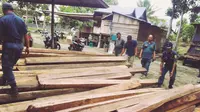 Petugas Sita Kayu Mahal Bahan Rumah Adat Toraja 
