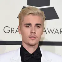 Solois muda hollywood kontroversial, Justin Bieber bikin ulah lagi. Bukan ulah mengunggah foto vulgarnya di akun instagram pribadi, namun kali ini Justin membuat onar dan membuat pria misterius di klub malam Houston minta ganti rugi. (AFP/Bintang.com)