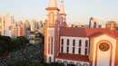 Para fans mengadakan misa di sebuah gereja di kota Chapeco, Brasil, untuk memanjatkan doa bagi anggota klub Chapecoense yang tewas dalam kecelakan pesawat, Selasa (29/11). Pemerintah Brasil menetapkan tiga hari berkabung nasional. (REUTERS/Paulo Whitaker)