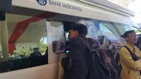 Salah seorang warga tengah melakukan penukaran uang di salah satu titik lokasi penukaran yang telah ditentukan Kantor Perwakilan (KPw) Bank Indonesia (BI) Tasikmalaya. Jawa Barat. (Liputan6.com/Jayadi Supriadin)