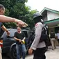 Rumah orangtua SA, pelaku penusukan tiga anggota polisi, di Kelurahan Sepatan, Tangerang, digeledah polisi Kamis (20/10). Polisi mengambil sejumlah barang terkait penyerangan di Pospol Cikokol yang melukai tiga anggota polisi. (Liputan6.com/Stringer)