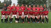 Pemain Timnas Wanita Indonesia saat melawan Legenda Indonesia pada laga uji coba di Lapangan ABC Senayan, Jakarta, Kamis (5/4/2018). Timnas Wanita Indonesia menang 3-2. (Bola.com/Nick Hanoatubun)