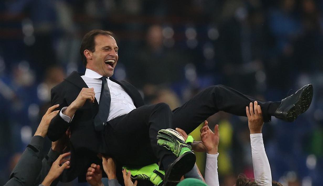 Para pemain Juventus merayakan gelar Scudetto bersama pelatih Massimiliano Allegri. (AFP PHOTO / MARCO BERTORELLO)