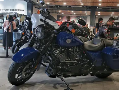 Pengunjung melihat deretan motor besar atau motor gede (moge) yang dipasarkan di diler Anak Elang Harley-Davidson di Jakarta, Minggu (2/2/2025). (Liputan6.com/Angga Yuniar)