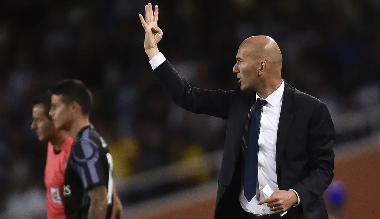 Pelatih Real Madrid, Zinedine Zidane, memberikan instruksi kepada anak asuhnya saat melawan Real Sociedad. Kemenangan atas Sociedad membawa Madrid menempel Barcelona di klasemen La Liga Spanyol. (AP/Alvaro Barrientos) 