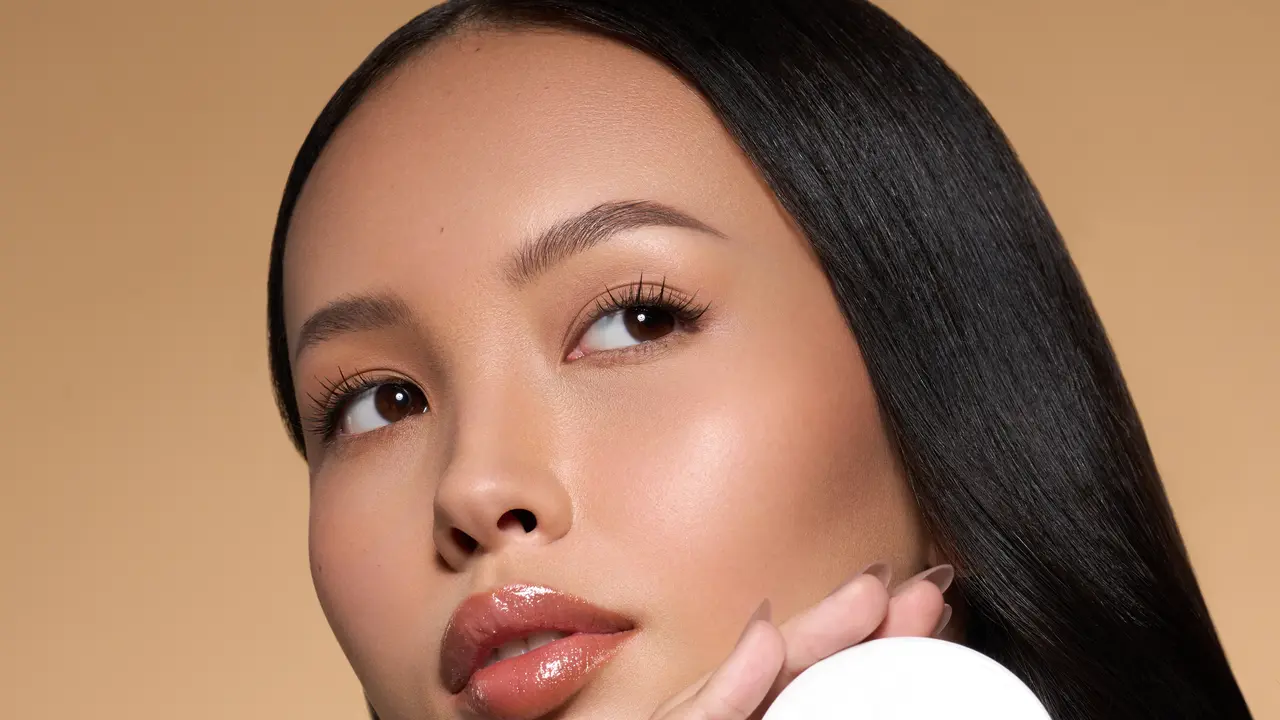 Bedak Tabur Kembali Jadi Andalan Makeup Flawless, Ini Rahasia Hasil Soft Blur yang Tahan Lama
