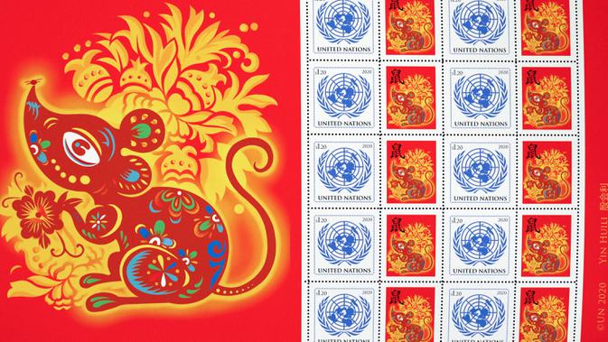 Foto yang diabadikan pada 13 Januari 2020 ini memperlihatkan carik kenangan (stamp sheet) edisi Tahun Tikus di Administrasi Pos Perserikatan Bangsa-Bangsa (UNPA), di markas besar PBB di New York. UNPA mengeluarkan prangko edisi khusus untuk merayakan Tahun Baru Imlek. (Xinhua/Li Muzi)