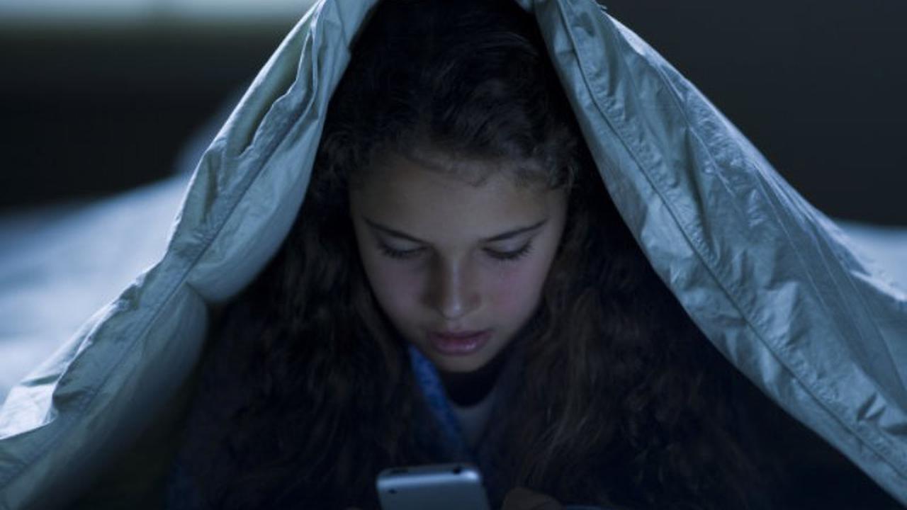 Chatting di Malam Hari Pengaruhi Kualitas Hidup Anak